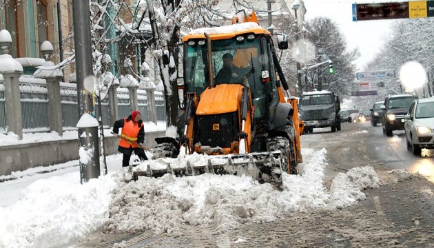 Україну засипає снігом