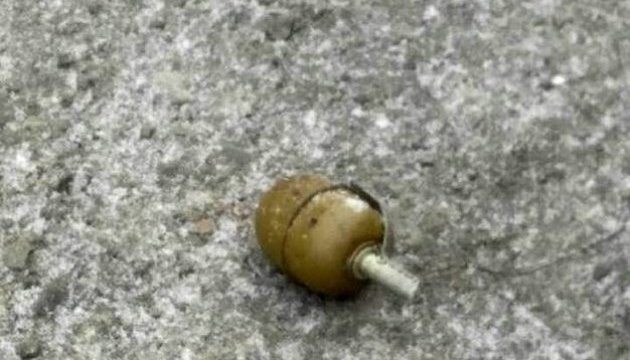 На столичній Оболоні біля поштового відділення знайшли бойову гранату