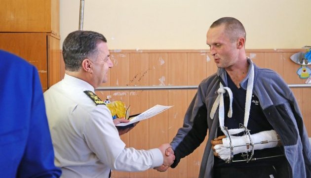 Полторак нагородив  бійців АТО у військовому госпіталі 