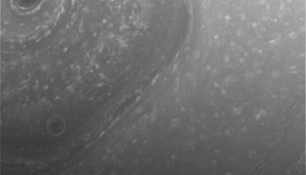 Космозонд Cassini передав на землю знімки бурі на Сатурні