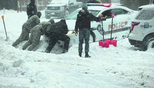 Снігова стихія у США: сотні аварій, десятки жертв, скасовані рейси 
