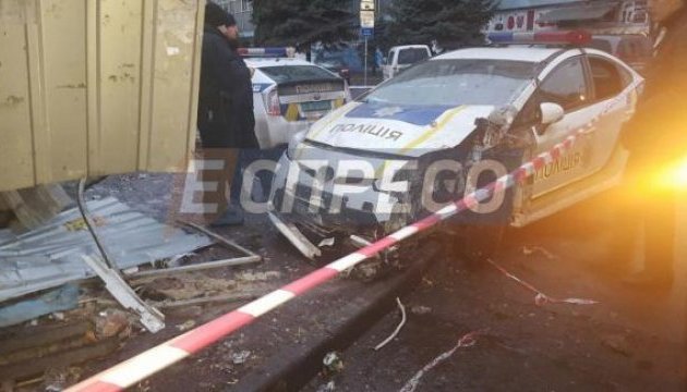 У Києві авто поліції розтрощило хлібний кіоск