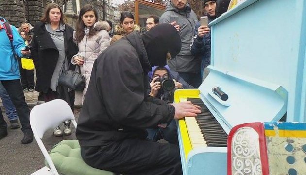 Піаніст у балаклаві влаштував концерт біля Адміністрації Президента