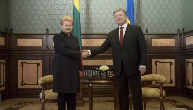 Los presidentes de Ucrania y Lituania firman una hoja de ruta para 2017-2018