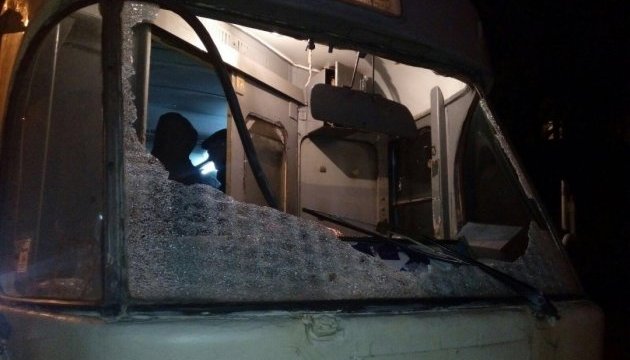 У Дніпрі вкотре обстріляли трамвай, постраждав водій У Дніпрі вкотре обстріляли трамвай, постраждав водій