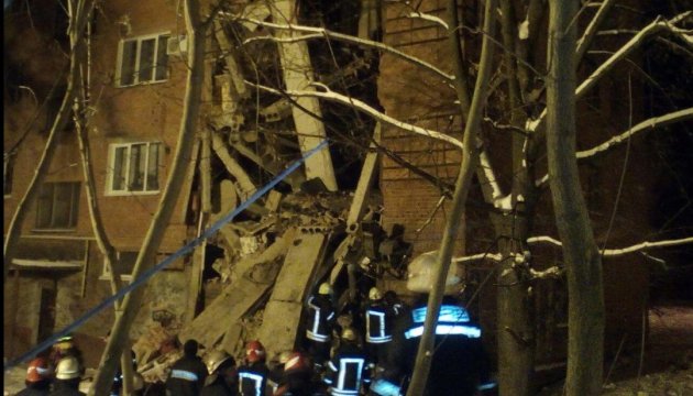 Обвал будинку в Чернігові: рятувальники повідомили про першу жертву