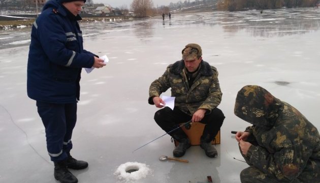 На Донеччині під лід провалилися двоє рибалок, один загинув