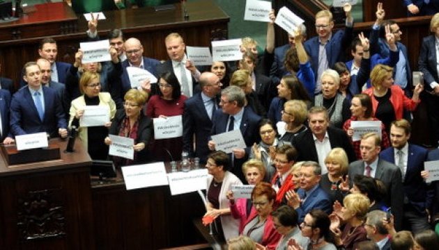 Польська опозиція заблокувала трибуну Сейму через обмеження для журналістів