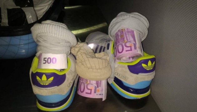 Українець хотів вивезти у шкарпетках €182 тисяч Українець хотів вивезти у шкарпетках €182 тисяч