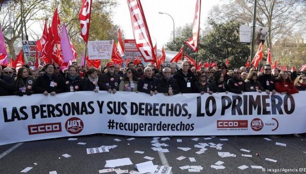 Десятки тисяч іспанців вийшли на вулиці проти політики економії уряду