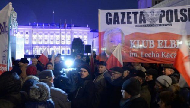 Криза в Польщі: прихильники влади теж вийшли на великий мітинг