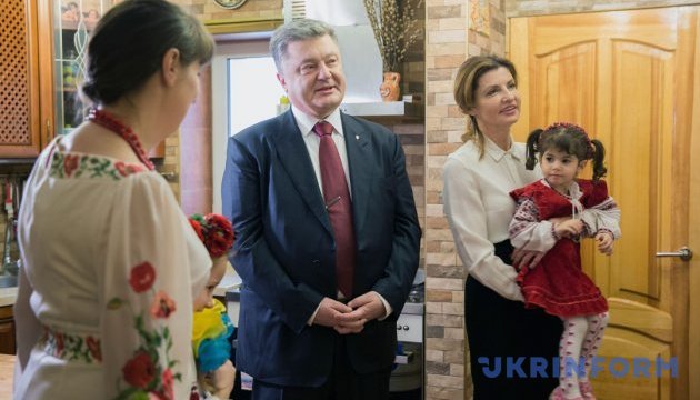 Президент із дружиною відвідали дитбудинок сімейного типу на Київщині