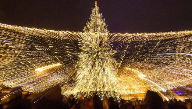 Ukraine’s main Christmas tree unveiled in Kyiv. Photos