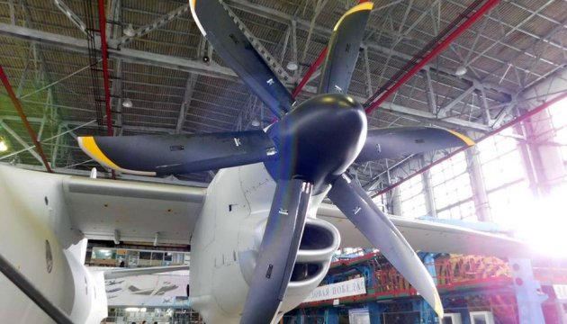 L’usine de construction aéronautique «Antonov » présente le premier prototype d'un nouvel avion de transport AN-132D 