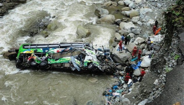 Автобус сорвался в пропасть в Перу: 12 погибших
