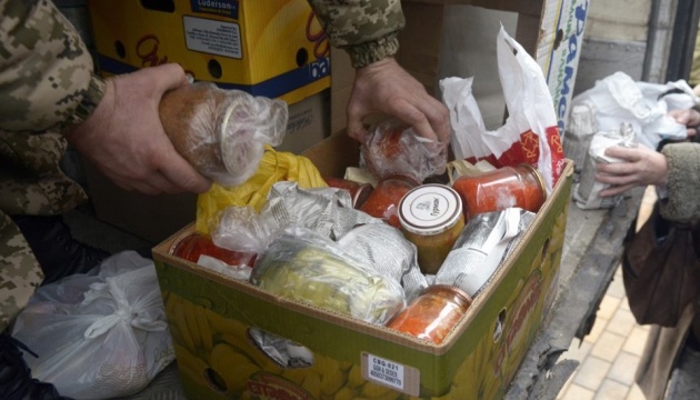 Гуманітарний штаб Києва надає продукти для військових, тероборони і людям в укриттях