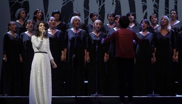 Katie Melua chante Shchedryk en ukrainien 