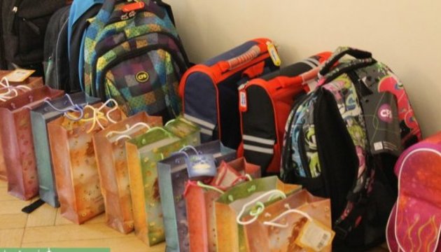 Українська молодь з США зібрала 130 подарунків для маленьких калушан