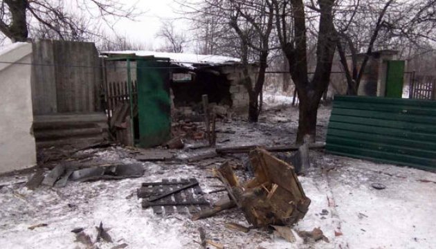 Артилерія бойовиків зруйнувала ще один будинок в Авдіївці
