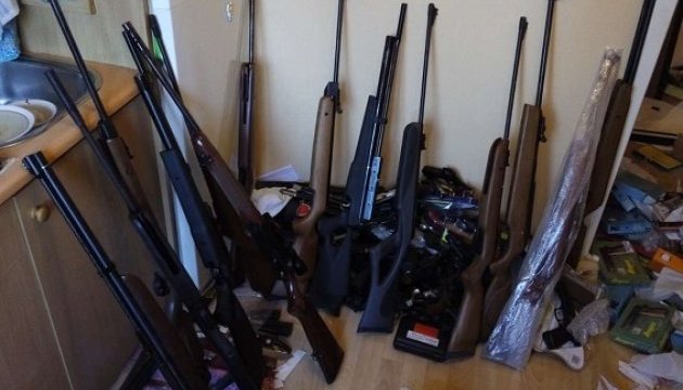 Киянин зберігав у квартирі більше 300 одиниць зброї