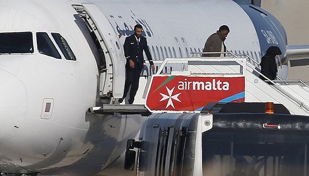 Пасажири почали виходити з викраденого лівійського літака - ЗМІ
