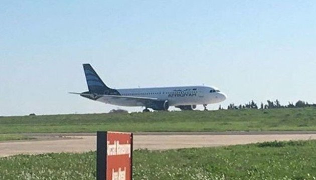 Пасажири захопленого лівійського літака повертаються додому 