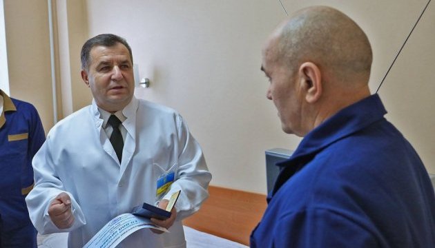 Полторак у Харкові відвідав бійців у шпиталі та вручив нагороди