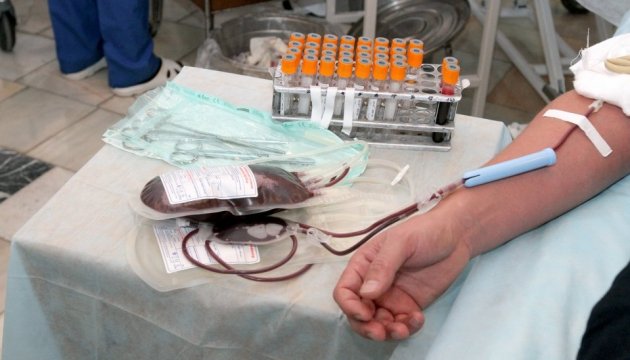 Fotos: Hunderte Menschen spenden Blut für Soldaten in Dnipro