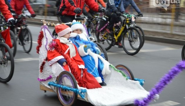 扎波罗热上演圣诞老人和冰雪公主自行车赛
