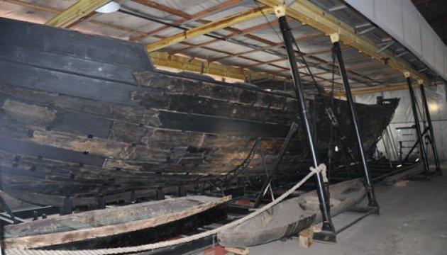 霍尔季察展示修复过的20米长的哥萨克船