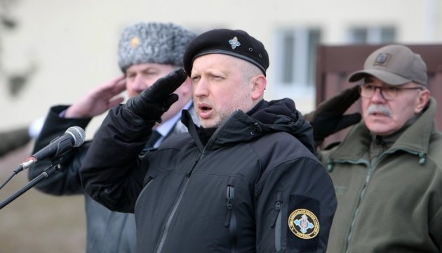 Turtschynow: Russland liefert täglich Waffen in den Donbass