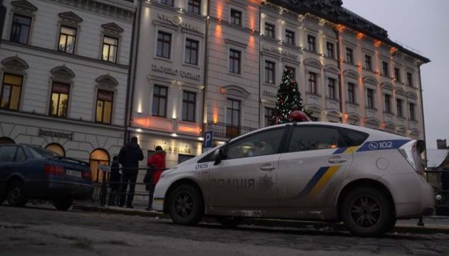 У Львові та Сокільниках евакуювали торговельні центри через нібито замінування