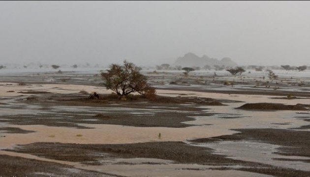 Сильні зливи спричинили повінь в австралійській пустелі
