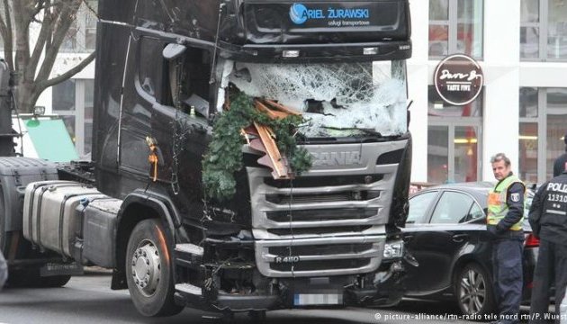 Теракт у Берліні: Вантажівку зупинила автосистема гальмування
