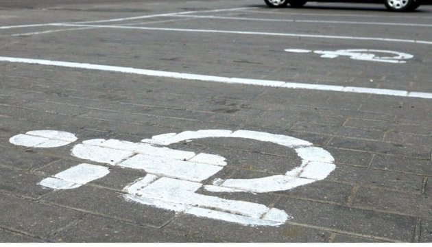 Кабмін пропонує Раді збільшити штрафи за паркування на місцях для інвалідів