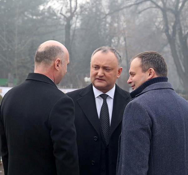 Президент Игорь Додон (в центре), Премьер Павел Филипп (слева) и спикер парламента Андриан Канду после инаугурации