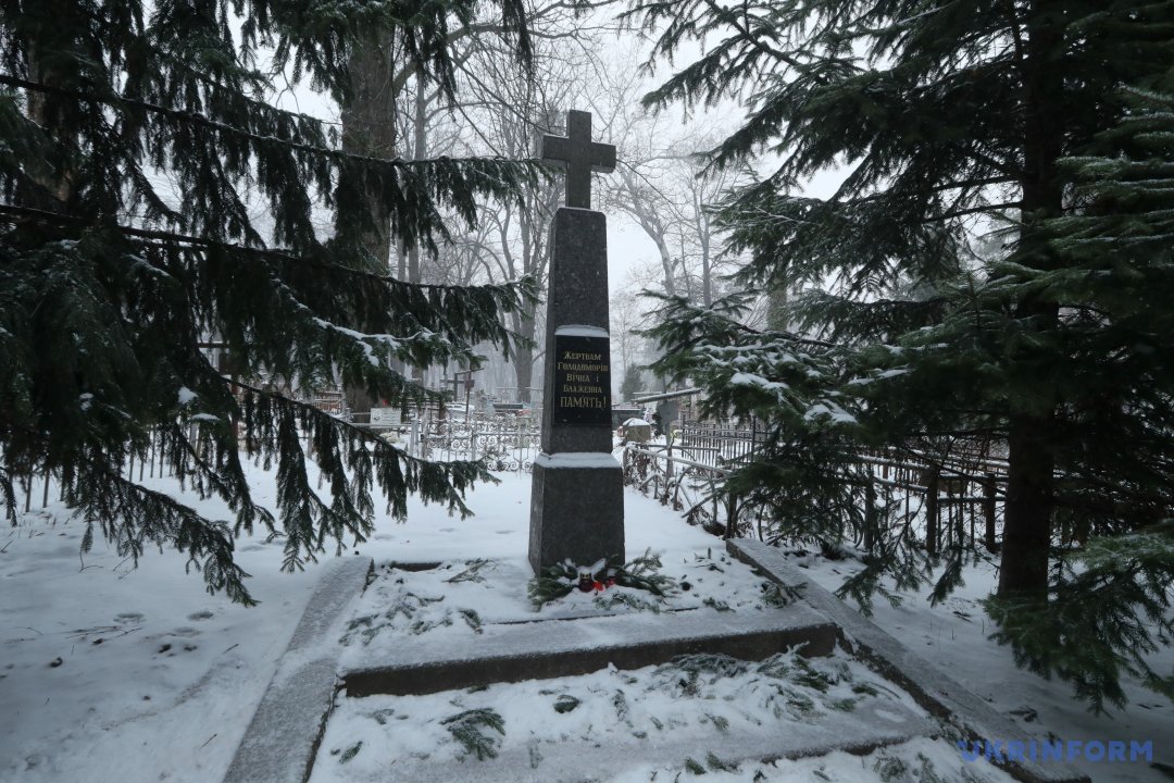 Пам'ятник жертвам голодоморів на території Державного історико-меморіального Лук'янівського заповідника