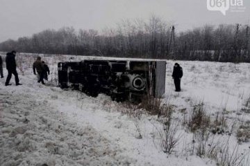 Під Запоріжжям перекинувся автозак із 11 в'язнями