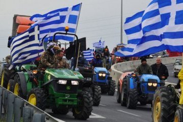Фермери на тракторах виїжджають з Гааги після протесту