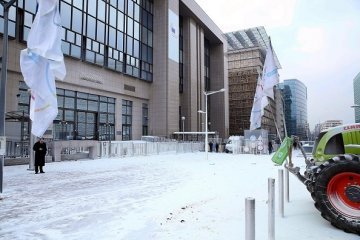 Фермери засипали сухим молоком штаб-квартиру ЄС у Брюсселі
