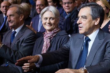 Экс-премьер Франции Фийон и его жена получили тюремные приговоры