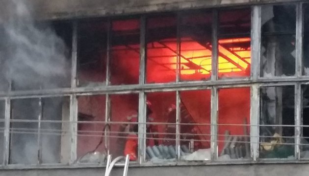 Une usine brûle a Lviv