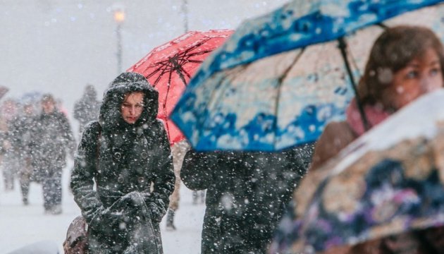 Українцям на завтра обіцяють похмуру і сніжну погоду
