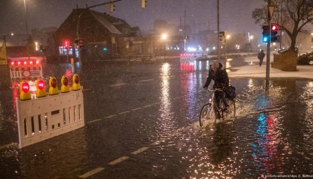 На півночі Німеччини оголосили надзвичайний стан через ураган