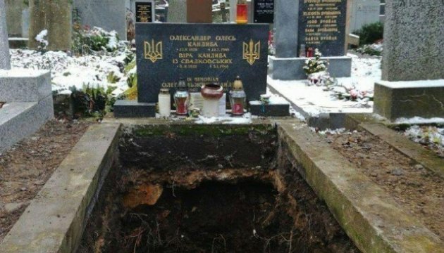 Ексгумація останків Олександра Олеся була вимушеною - дипломат Ексгумація останків Олександра Олеся була вимушеною - дипломат