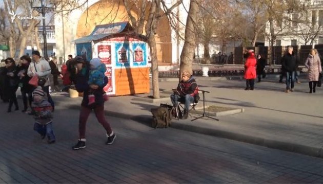 Un musicien de rue à Sébastopol joue de la musique ukrainienne