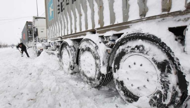 Украинцев предупреждают, что из-за непогоды могут остановить транспорт