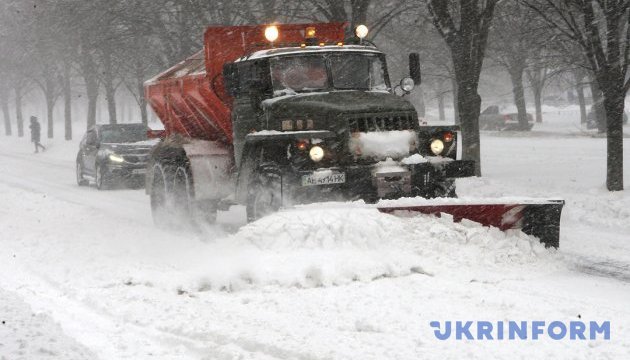 Снігопади в Україні: рух транспорту обмежили вже шість областей