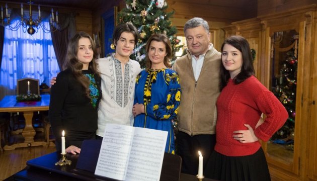 La familia presidencial felicitó a los ucranianos con motivo de la Navidad  (Video)