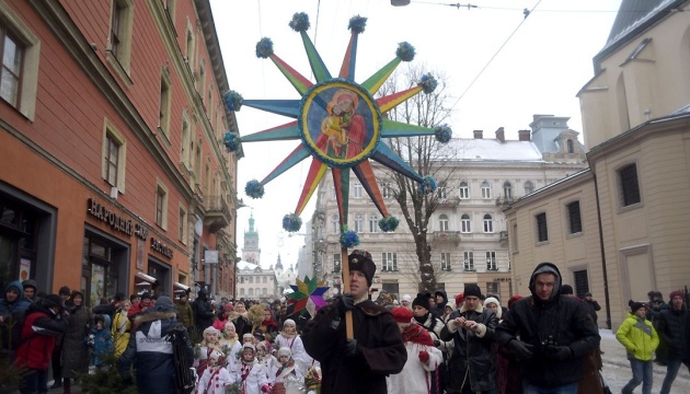 У Львові переселенці з Маріуполя заспівали колядки про тимчасово захоплені ворогом міста
